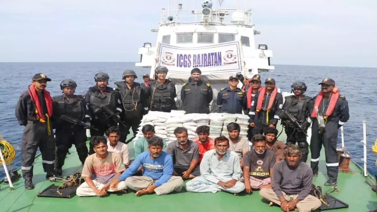 पोरबंदर समुद्र में पाकिस्तानी नाव से 90 किलो हेरोइन जब्त, 14 गिरफ्तार