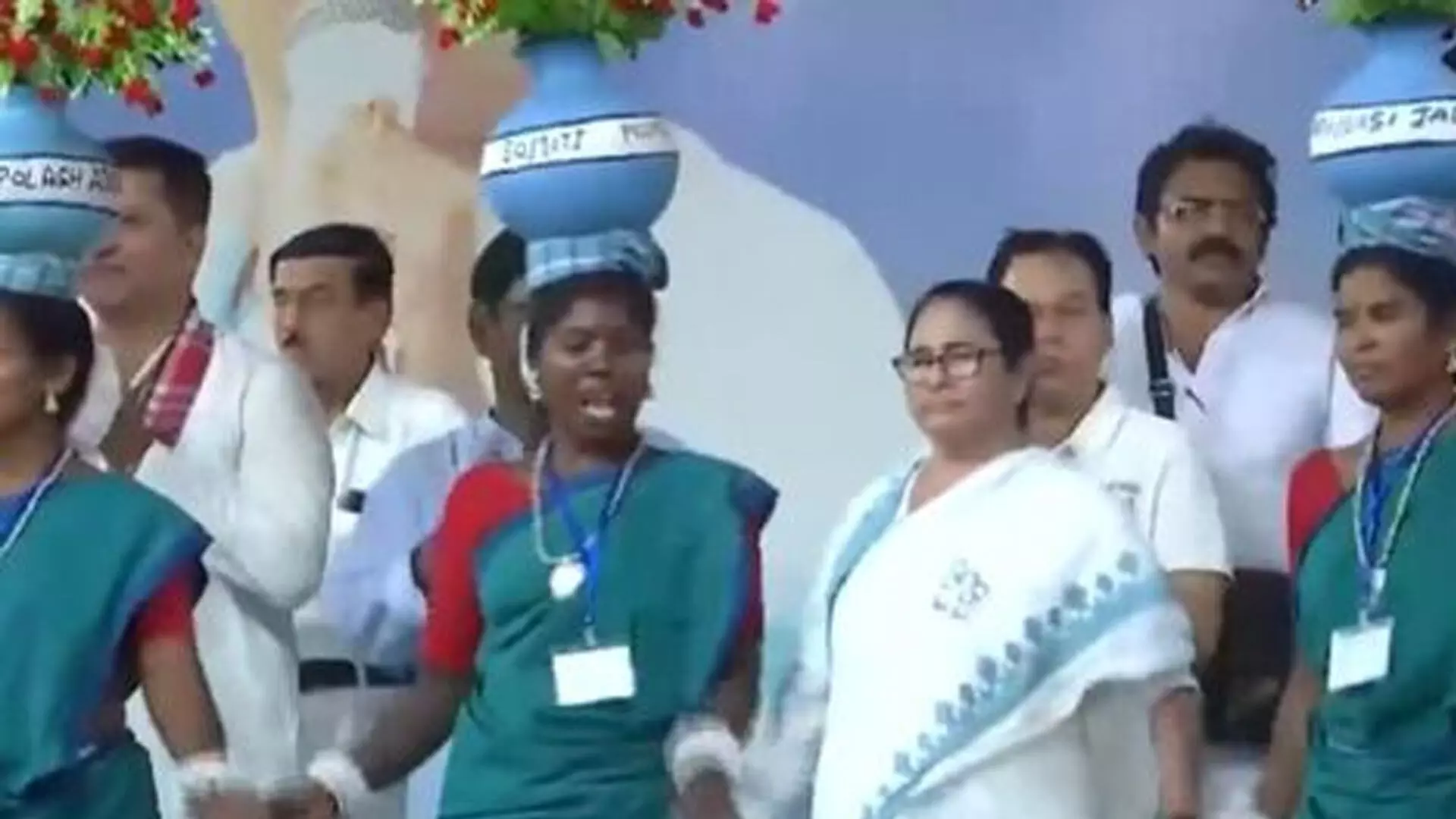 पश्चिम बंगाल की सीएम ममता बनर्जी ने लोकसभा चुनाव 2024 प्रचार के दौरान कलाकारों के साथ नृत्य किया