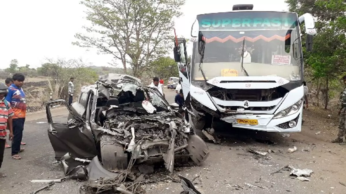 Jamshedpur :   बस और कार में टक्कर से महिला की मौत, दो घायल