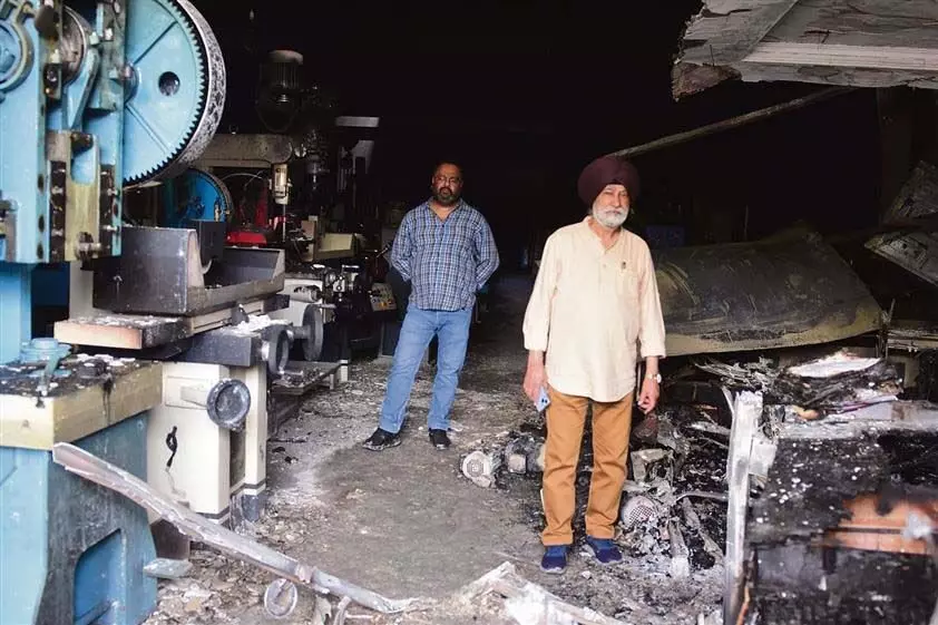 लुधियाना में दुकान में आग लगने से लाखों रुपये की मशीनें जलकर खाक हो गईं