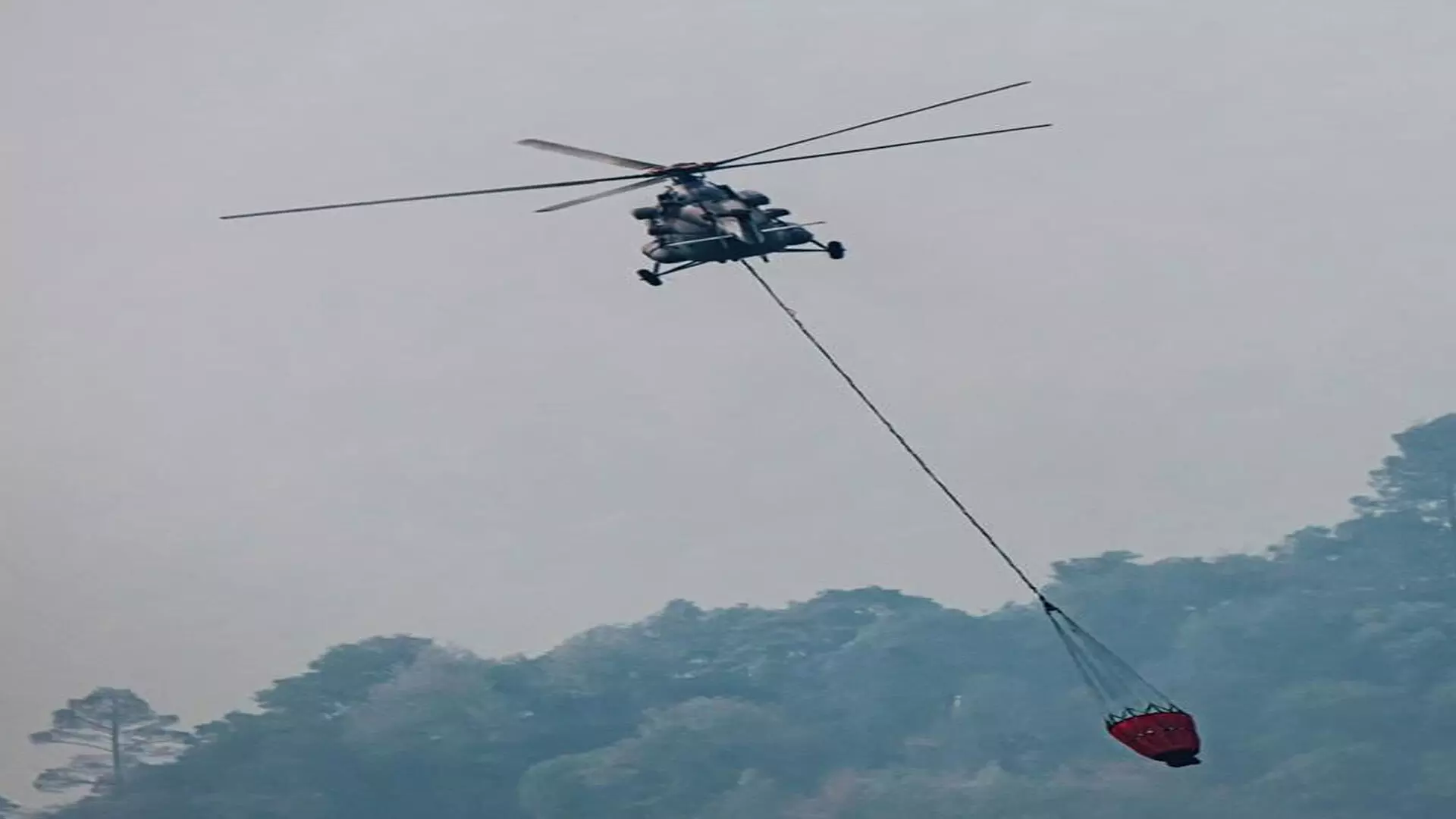 भारतीय वायु सेना के हेलीकॉप्टर ने दूसरे दिन भी आग बुझाने में मदद की
