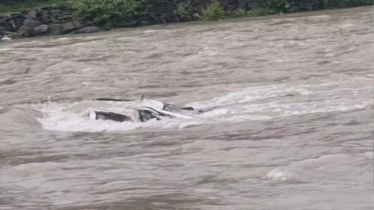 सिंध नदी में गिरी कैब, छह लोग लापता