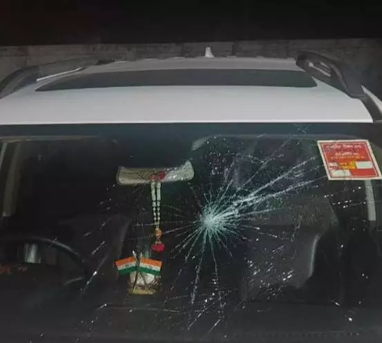 विधायक की गाड़ी पर हमला, हिरासत में दो नाबालिग