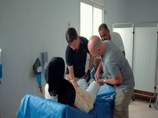 संयुक्त अरब अमीरात के फील्ड अस्पताल ने घायल फिलिस्तीनी के लिए कृत्रिम अंग लगाना कर दिया शुरू