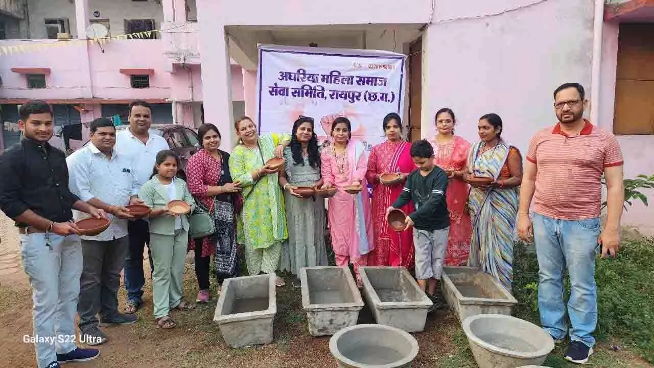 अघरिया महिला समाज सेवा समिति ने मटका, सकोरा और कोटना का किया वितरण