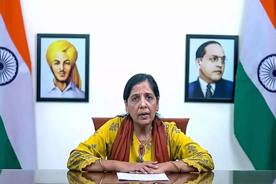 AAP सूत्रों ने कहा, केजरीवाल की पत्नी को दिल्ली के सीएम से मिलने की इजाजत नहीं दी