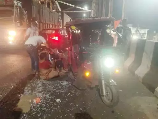 बेकाबू कार ने ई रिक्शा को लिया चपेट में, तीन महिला और बुजुर्ग घायल