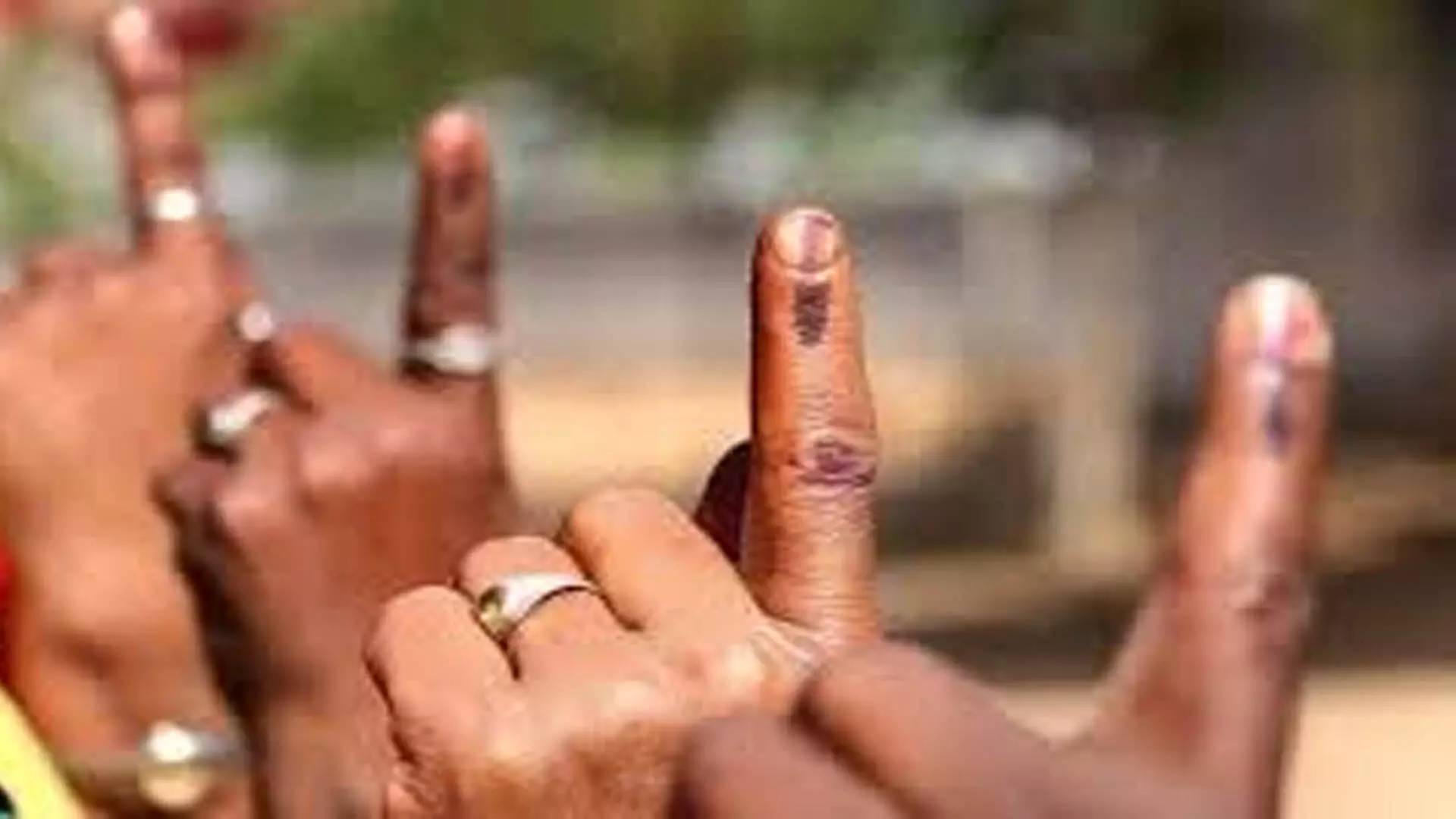 कर्नाटक चामराजनगर लोकसभा क्षेत्र के एक मतदान केंद्र पर पुनर्मतदान चल रहा