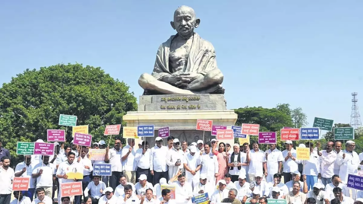 कर्नाटक कांग्रेस नेताओं ने अपर्याप्त सूखा राहत के खिलाफ विरोध प्रदर्शन किया