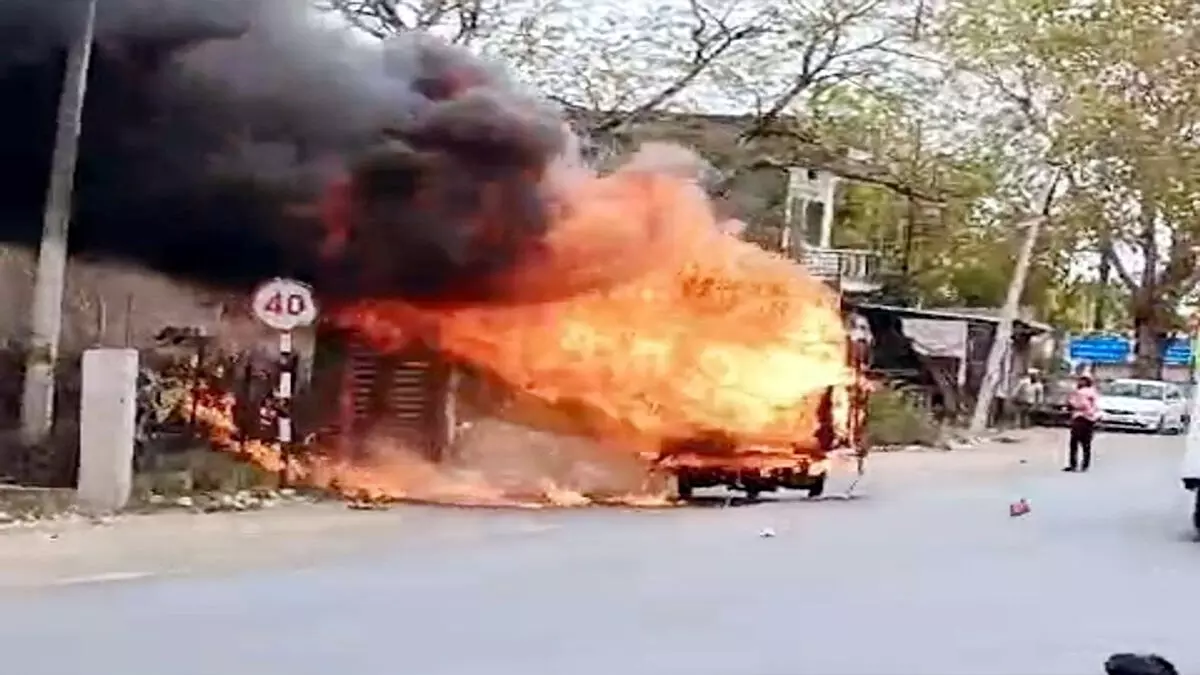 khargone  : फर्नीचर लेकर जा रहे लोडिंग ऑटो में लगी आग ,ड्राइवर ने कूद कर बचाई जान