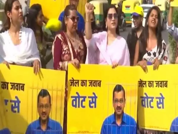 आप की ट्रांसजेंडर विंग ने अरविंद केजरीवाल की रिहाई की मांग को लेकर दिल्ली में विरोध प्रदर्शन किया