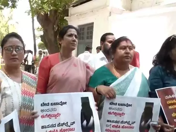 कांग्रेस महिला विंग ने बेंगलुरु में विरोध प्रदर्शन किया, कथित अश्लील वीडियो मामले के बाद जद-एस नेता प्रज्वल रेववाना की गिरफ्तारी की मांग की