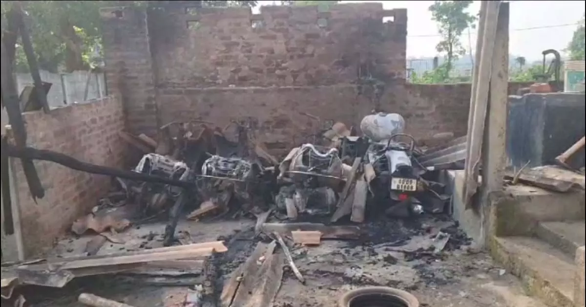 आनंदपुर में घर के गैरेज में खड़े वाहनों में लगी आग, चार गाड़ियां पूरी तरह जलकर नष्ट