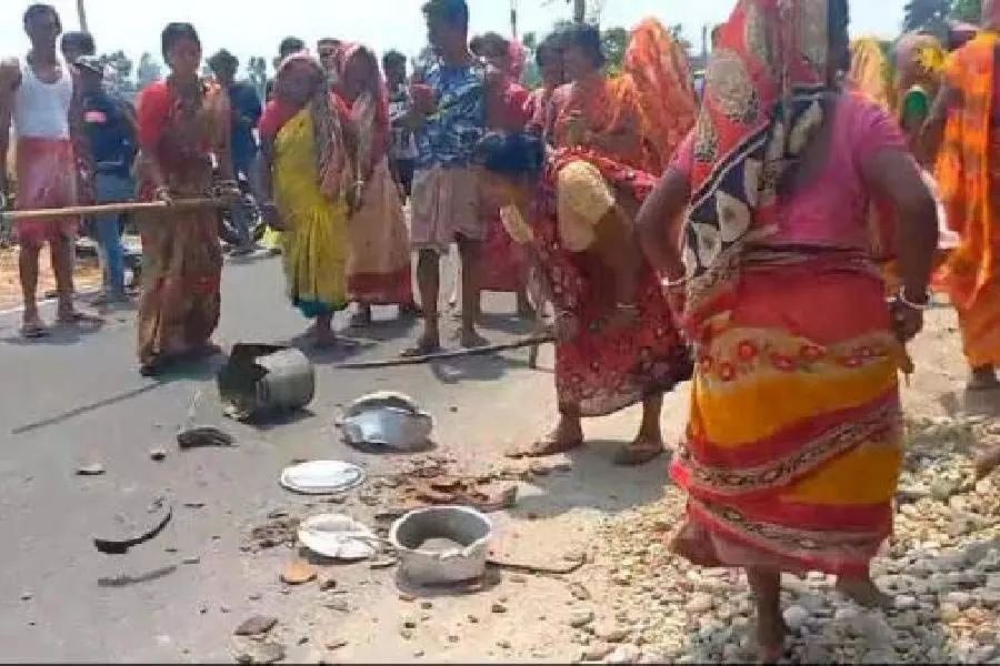 उत्तरी दिनाजपुर में कुछ स्थानीय युवकों के साथ महिलाओं के समूह ने अवैध शराब अड्डे में तोड़फोड़ की