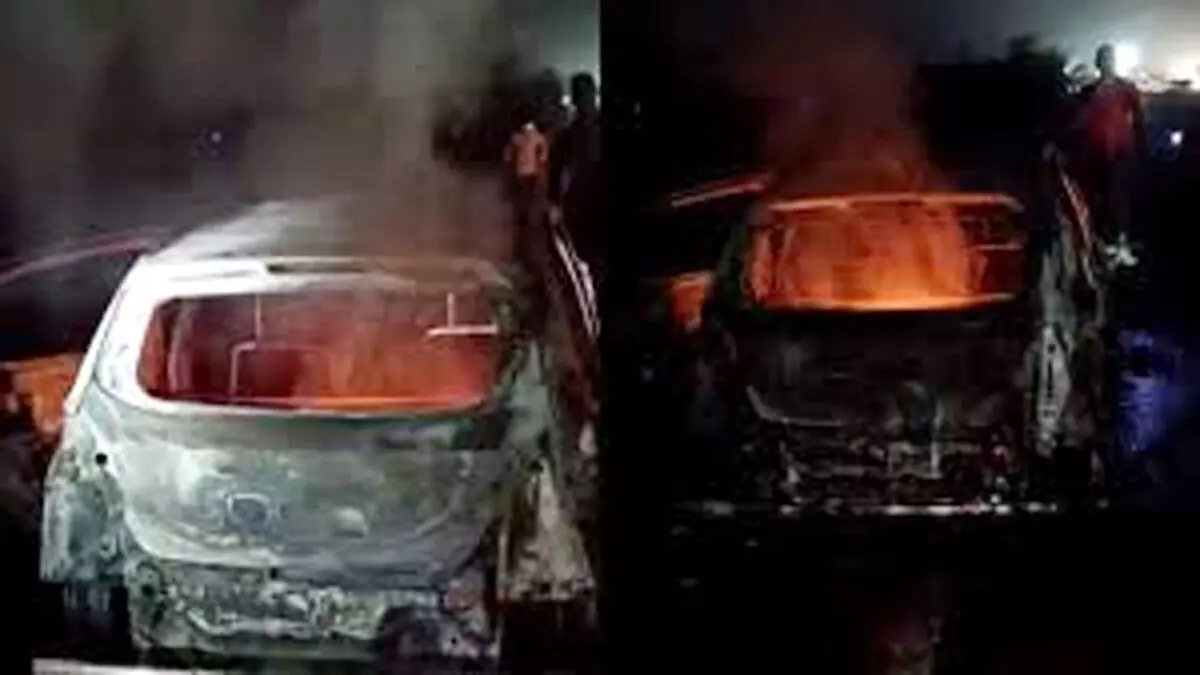 वाराणसी जिले में कार बानी आग का गोला चलती गाड़ी में अचानक धुआं देख बाहर निकल गए लोग