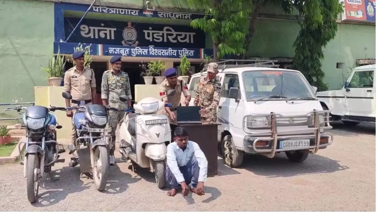 मारुति वैन-बाइक और लैपटॉप के साथ चोर गिरफ्तार