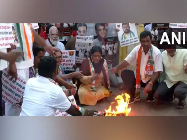 अश्लील वीडियो मामला: कांग्रेस कार्यकर्ताओं ने बेंगलुरु में जद(एस) सांसद प्रज्वल रेवन्ना के खिलाफ किया विरोध प्रदर्शन