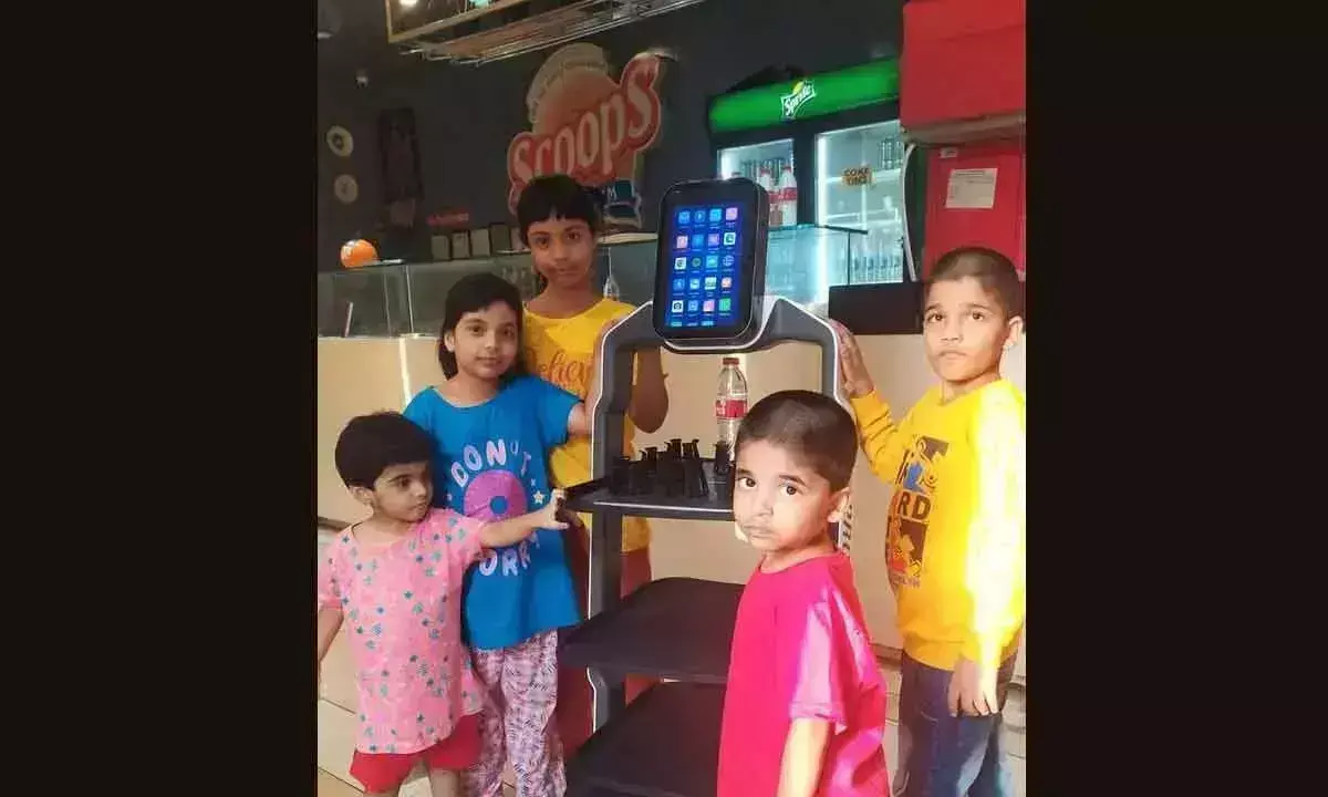 विजयवाड़ा: बच्चे भोजन परोसने वाले रोबोट की ओर आकर्षित हुए
