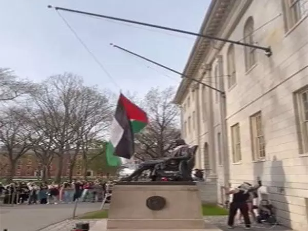 इजरायल विरोधी प्रदर्शनकारियों ने हार्वर्ड विश्वविद्यालय में अमेरिकी ध्वज के लिए आरक्षित स्थान पर फिलिस्तीनी झंडा फहराया