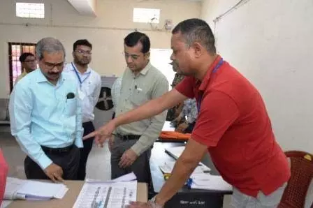प्रेक्षक ने डाक मतपत्र मतदान सुविधा केंद्र का किया निरीक्षण