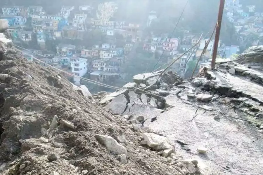 लगातार बारिश: अधिकारियों ने श्रीनगर में बाढ़ नियंत्रण तैयारियों की समीक्षा की