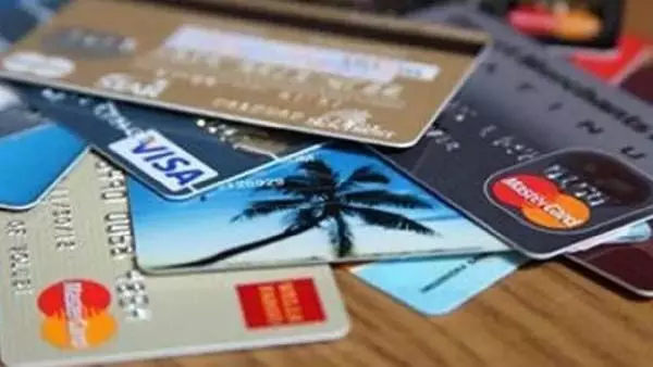 Debit Card पर लगते हैं इतने चार्ज, जानें कब देना होता है शुल्क