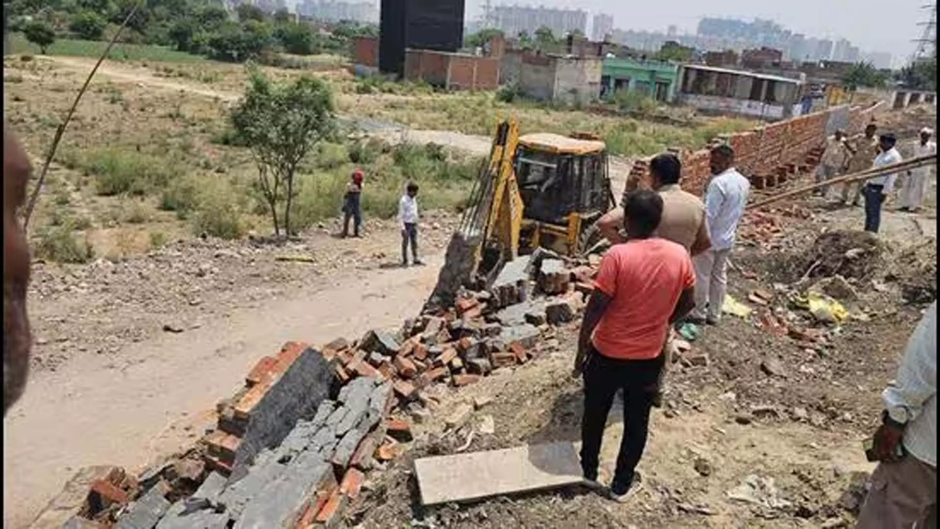 नोएडा प्राधिकरण ने अवैध इमारतों को ध्वस्त करने का अभियान फिर शुरू किया