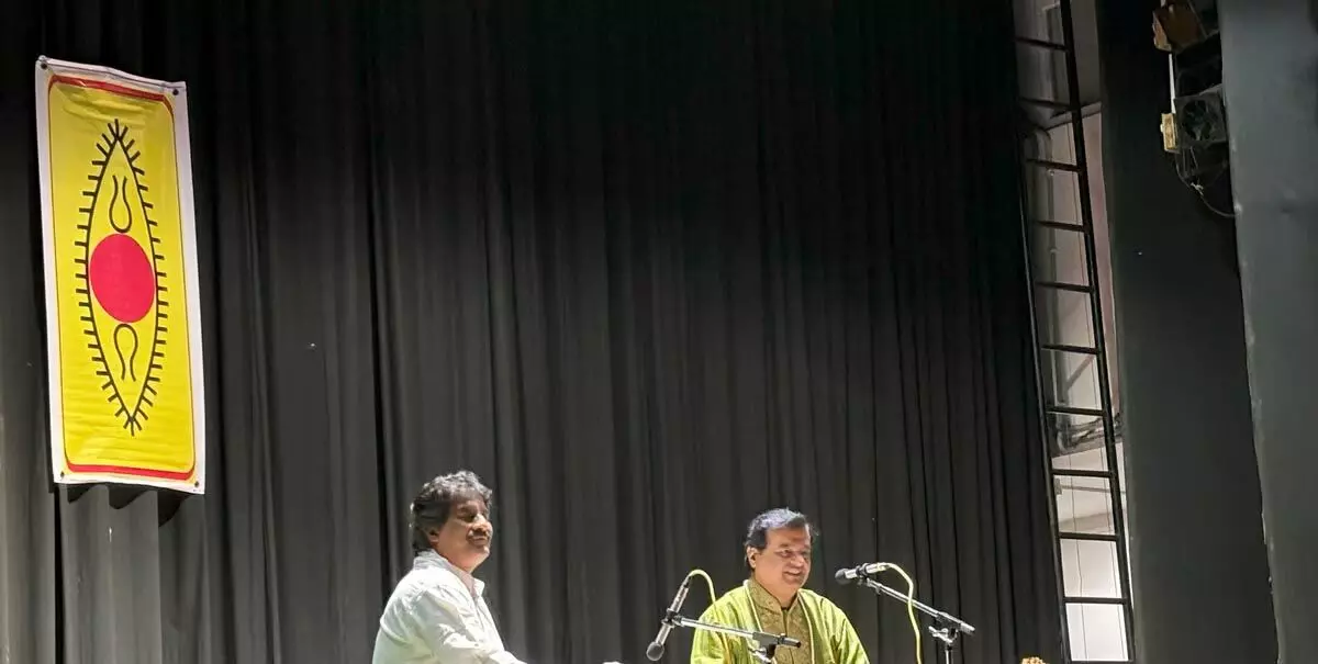 प्रसिद्ध बाँसुरी वादक पंडित चेतन जोशी ने मनमोहक प्रस्तुति से तेजपुर विश्वविद्यालय को मंत्रमुग्ध कर दिया
