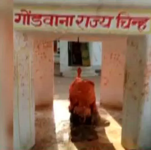 हनुमान जी की मूर्ति को अज्ञात आरोपियों ने किया खंडित, गांव में तनाव का माहौल