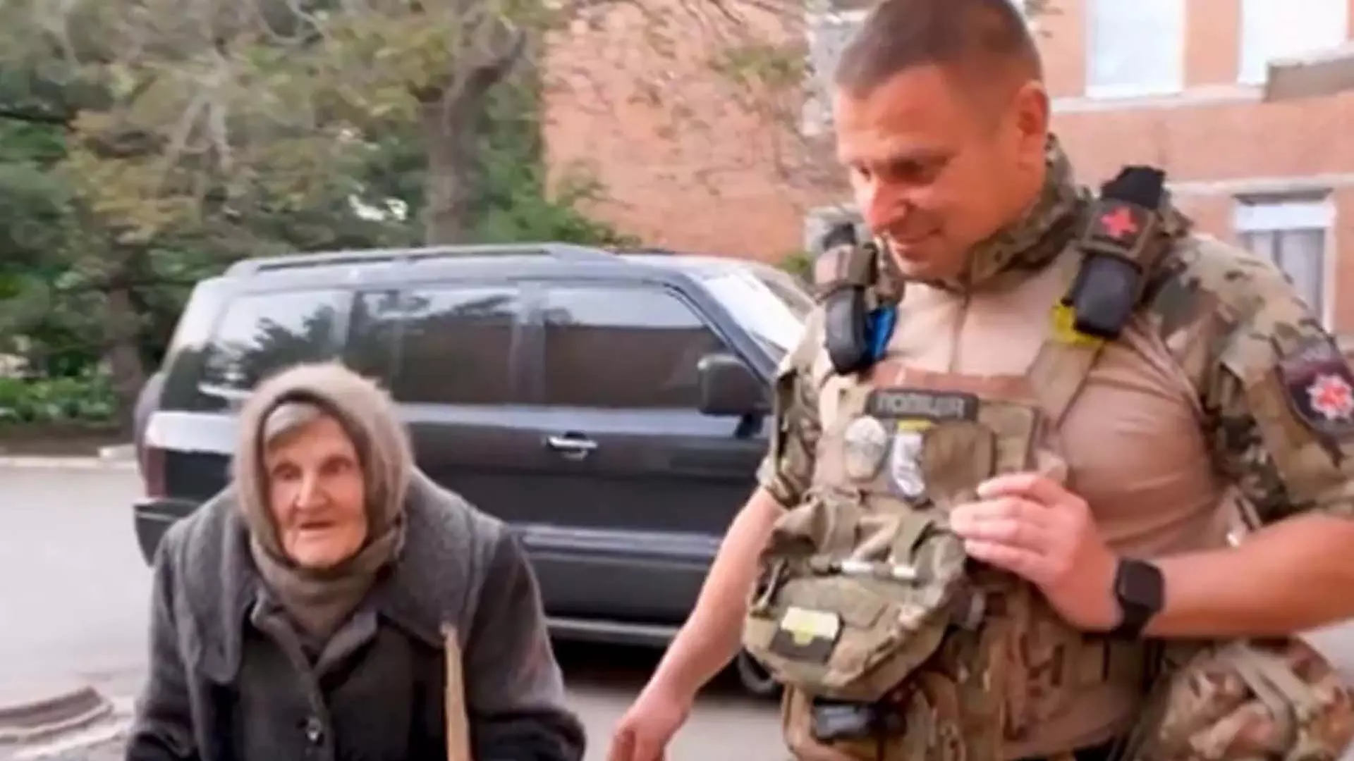 98 वर्षीय यूक्रेनी महिला रूसियों से बचने के लिए गोलाबारी के बीच 10 किलोमीटर तक चली