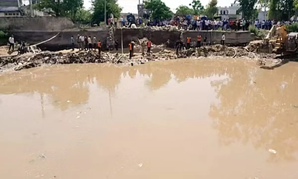गाडीगढ़ में पुल के लिए खोदे गए गड्ढे में गिरे व्यक्ति की तलाश दूसरे दिन भी जारी