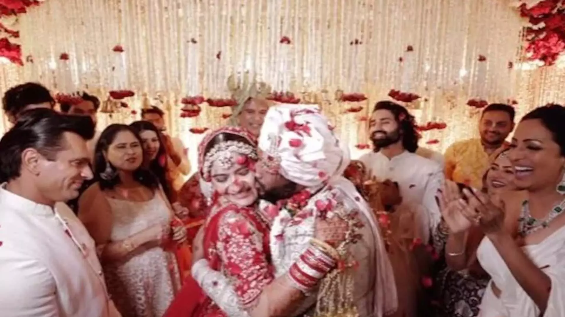 आरती सिंह और दीपक चौहान की शादी का वीडियो वास्तव में प्यारा