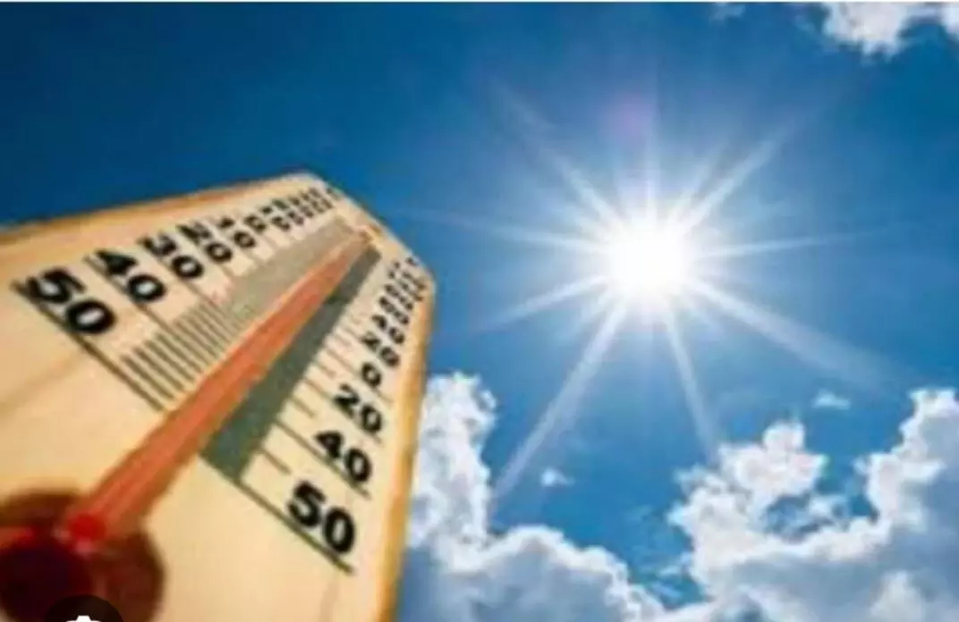 सूरज के तेवर हुए तेज: 40 डिग्री पहुंचा पारा, गर्मी से बचाव के लिए लोग ढूंढने लगे दरतों की छांव