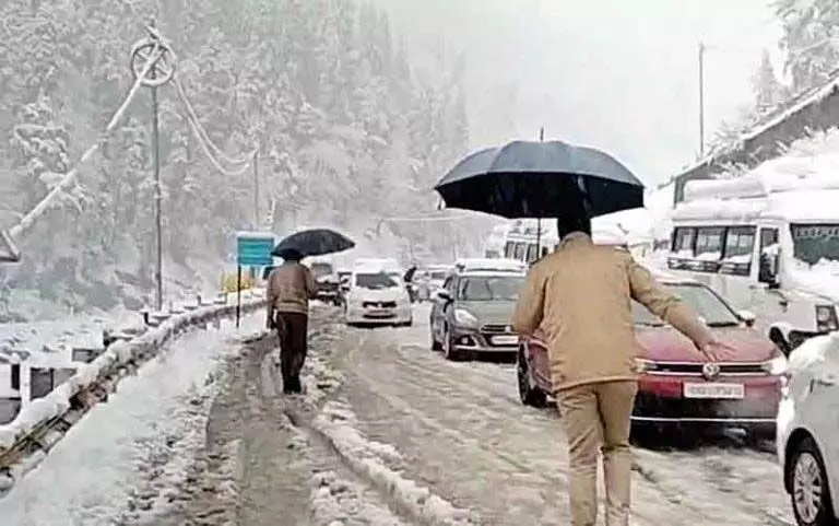 लाहुल में बर्फ में फंसी 1000 गाडिय़ां