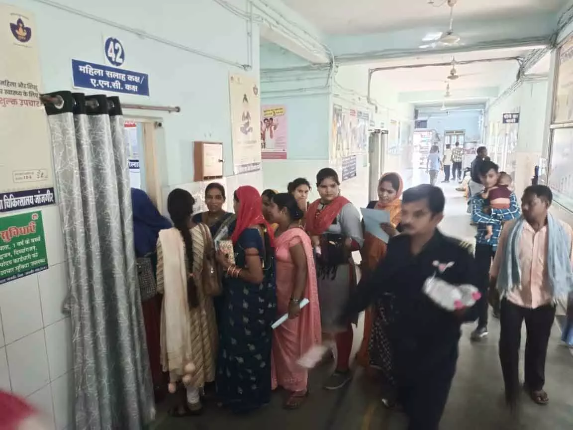 जिला अस्पताल जांजगीर में मानवता हो रही शर्मसार, सोनोग्राफी के लिए घंटो खड़ी रहती है गर्भवती महिलाएं