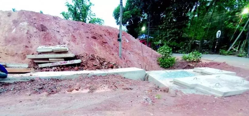 बाढ़ को रोकने के लिए ओपा खांडेपार जंक्शन पर साफ मिट्टी डाली