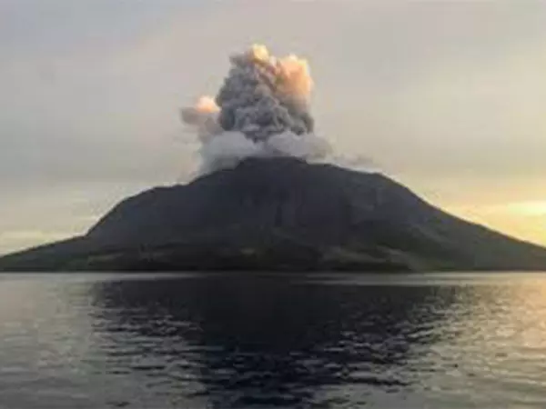 इंडोनेशिया में माउंट रुआंग ज्वालामुखी फिर फटा, अंतरराष्ट्रीय हवाईअड्डा बंद करना पड़ा