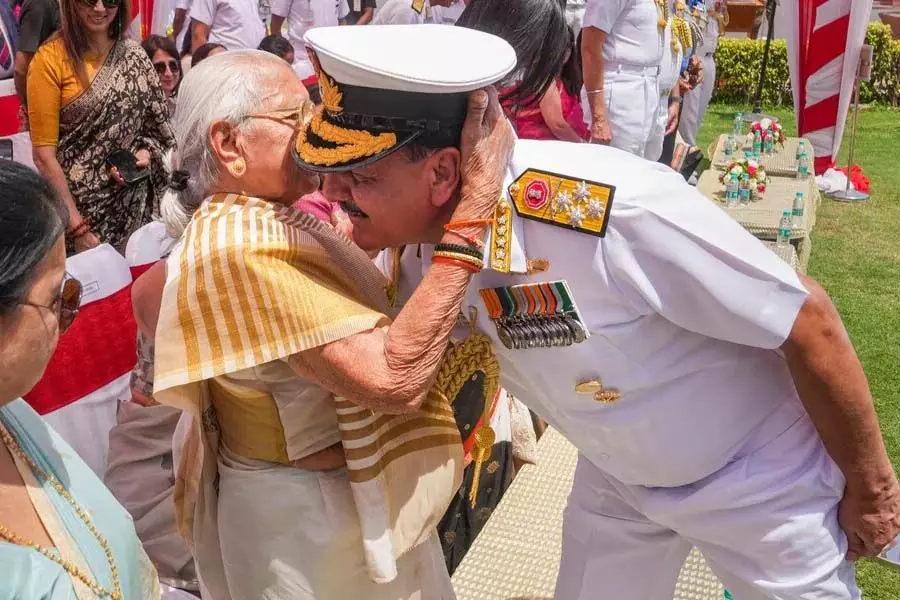 नए नौसेना प्रमुख, उनकी मां और एक दिल छू लेने वाला वीडियो