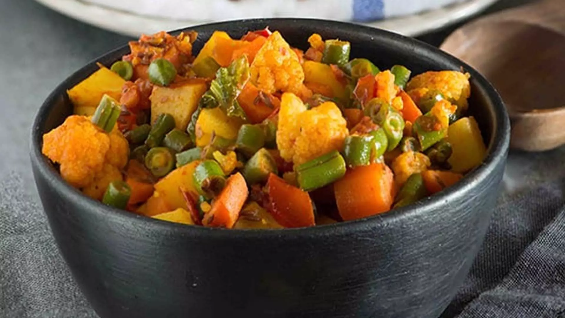 मिश्रित सब्जियों की सब्जी के साथ अपने रात्रिभोज को अद्भुत बनाएं