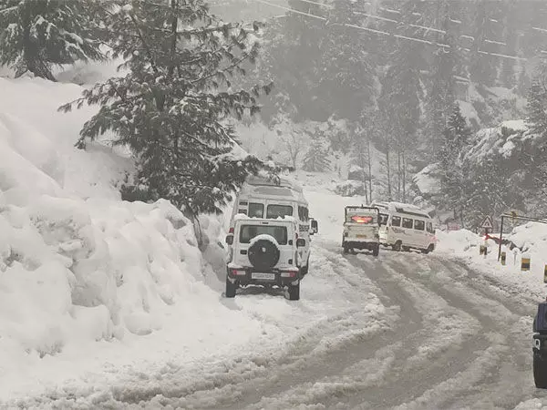 हिमाचल प्रदेश: बीआरओ द्वारा बर्फ हटाने के अभियान के बाद अटल सुरंग यातायात आवाजाही के लिए खुली