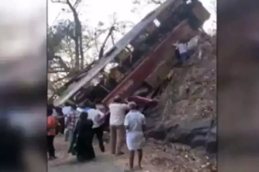 यरकौड में बस दुर्घटना में 3 की मौत, 20 घायल