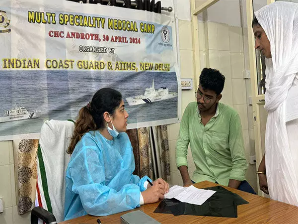 भारतीय तटरक्षक बल लक्षद्वीप में एक सुपर-विशेषज्ञ चिकित्सा शिविर की व्यवस्था करने में करता है मदद