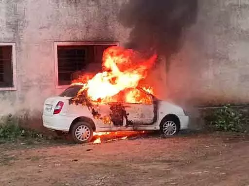भाजपा नेता की कार में लगी भीषण आग, मची अफरा-तफरी