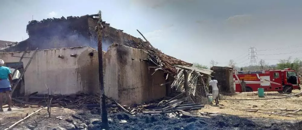 घर में लगी आग, ग्रामीण को हुआ लाखों रुपये का नुकसान