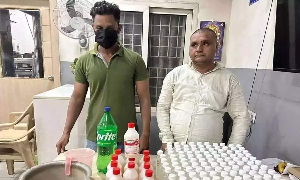 नकली ऑक्सीटोसिन इंजेक्शन की अवैध बिक्री का पुलिस ने भंडाफोड़ किया