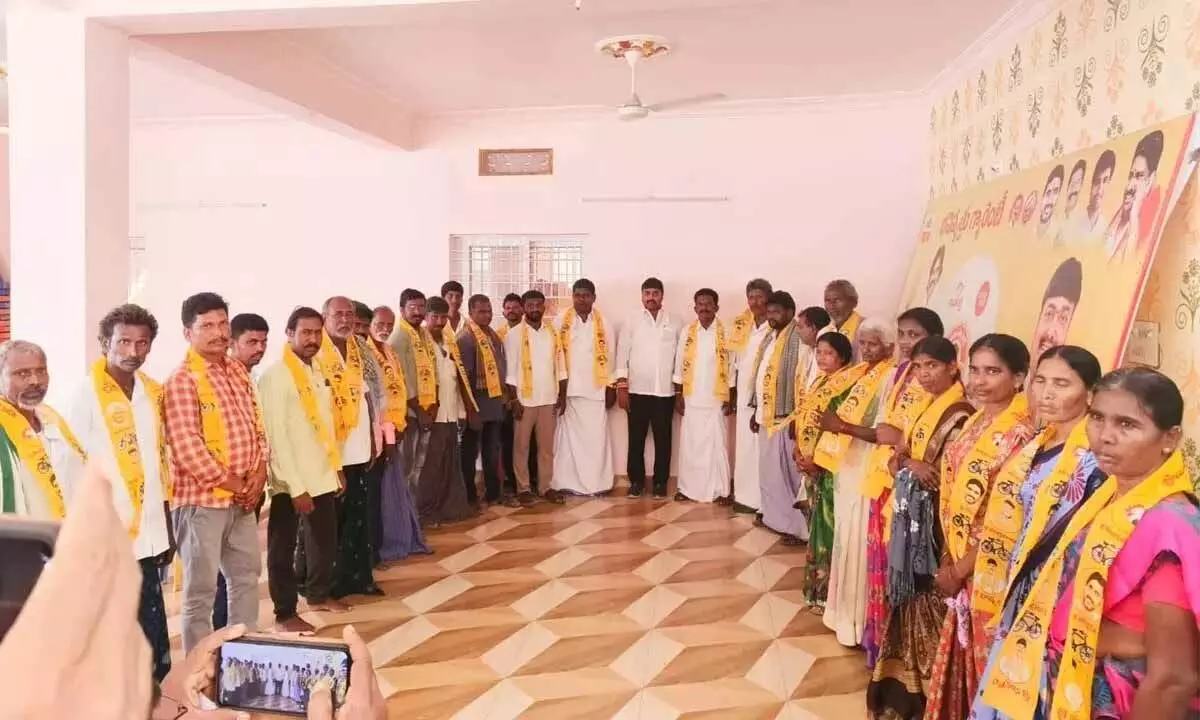 40 परिवारों ने वाईसीपी से तेलुगु देशम पार्टी में अपनी निष्ठा बदल ली