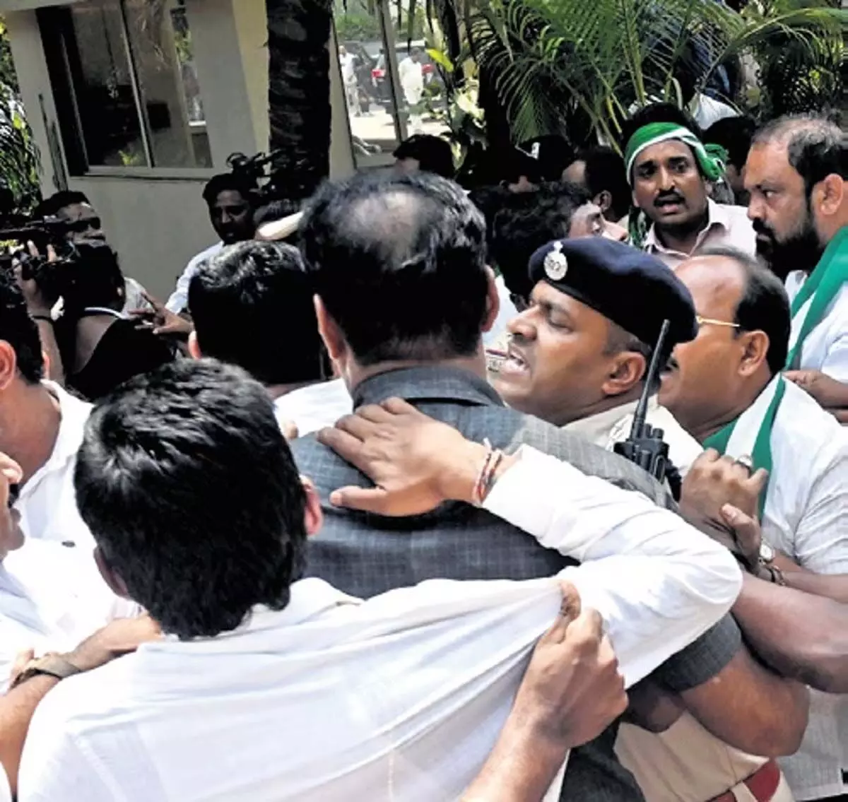 कर्नाटक के हुबली में कांग्रेस और जेडीएस के बीच झड़प