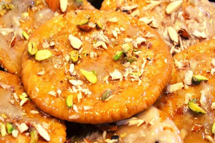 मीठी मठरी एक बहुत ही लोकप्रिय व्यंजन है, इसके साथ खाने से नाश्ता और भी स्वादिष्ट