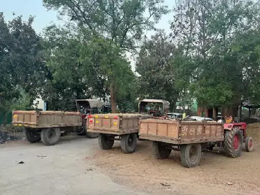 7 ट्रैक्टर रेत का अवैध परिवहन करते पकड़ाए, मालिकों पर पुलिस ने लिया एक्शन
