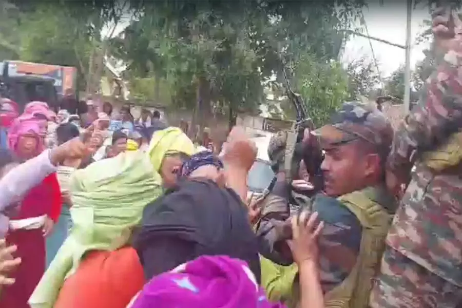 मणिपुर में प्रदर्शनकारियों को तितर-बितर करने के लिए सैनिकों द्वारा हवा में फायरिंग के दौरान जोरदार ड्रामा